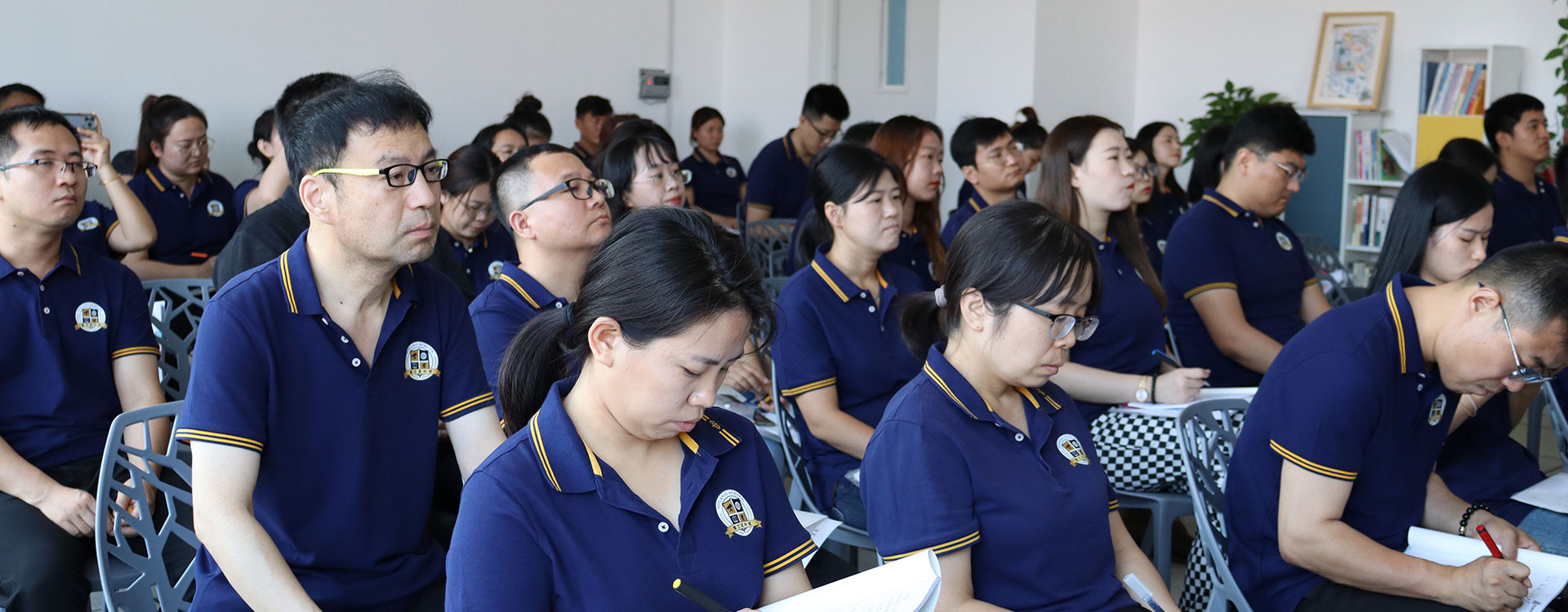 女生按摩男生的小鸡鸡插在女生的屁股里面自己制作视频免费